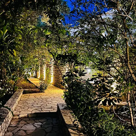 Isabella Paxos Holidays Magazia